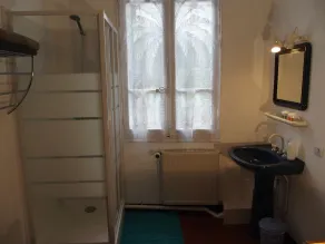 En balkon over havet. Et værelse i byen - Image 2