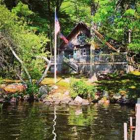 Spektakulära Private Lakefront Cabin omgiven av berg och skog - Image 2