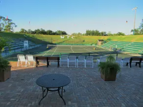 Luxurious 2-bedroom apartment with1st class tennis - near beach and Naples shops - Image 4