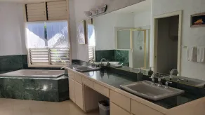 Terrain de golf luxueux avec piscine privée sur le Kona Country Club Fairway - Image 3