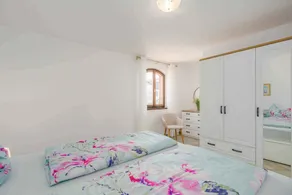 Holiday apartment with sea view and pool - Image 4