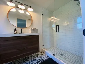Stylish 2 bed 2 bath condo with a pool  - Image 3