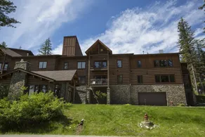 Pines 180B est une chambre joliment aménagée au-dessus d’un hôtel de style standard. - Image 4