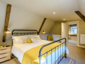 This family cottage is perfect for exploring Norwich, the Broads and the coast. - Image 4
