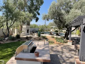 Serene, tree-shaded, mid-century retreat with beautiful views of the Catalinas - Image 2