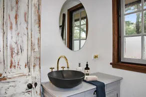 Beautifully renovated Mountain cottage with Ocean view - Image 2