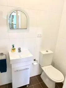 Lovely 2 bedroom apartment with city views - Image 3