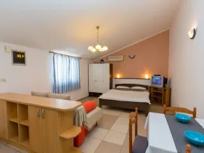 Charming Bungalow with a Terrace - Pet Friendly - Image 4
