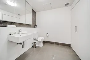 Comfy 2-Bed Near the Lake with Secure Parking - Image 3