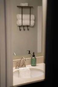 Modern 2 BD cabin with hot tub & Games & Central Loc - Image 3