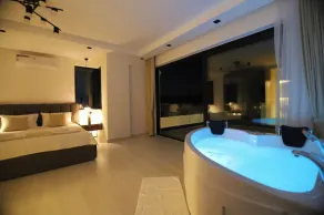 Luxury 4-Bed Villa with private pool and Jacuzzi - Image 4