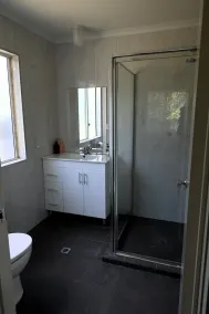 4 Bedroom 2 Bathroom Elevated & Modern Home - Sweeping views + Free Wifi! - Image 5