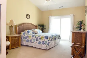 Ce luxueux condo haut de gamme de 4 chambres avec connexion Wi-Fi gratuite et piscine extérieure est situé dans le centre-ville, sur l'eau de la baie et à quelques pâtés de maisons de la plage! - Image 5