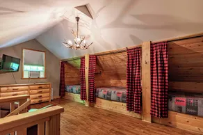 Cabin close to town, private beach, parking & hot tub - Image 4