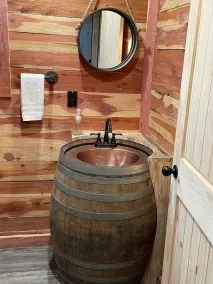 The Little Barn on the Hill...NEW! min. from town. Great back porch view w/ Loft - Image 5