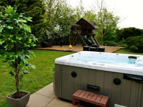 Deluxe 1 Bed Versace Hot Tub Sky TV Cinema Screen - Image 2