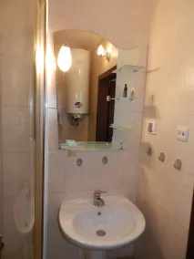 Vacation apartment with 2 bedrooms (5 beds), 1 living room with kitchenette - Image 3