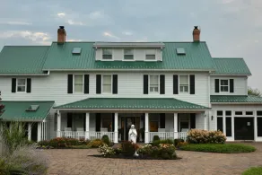 Charming Farmhouse Retreat: Historic Inn Farm Stay - Image 3