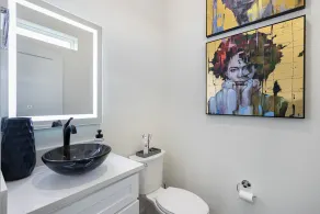 Luxe Downtown Townhouse – Walkable, Stylish & Spacious - Image 2
