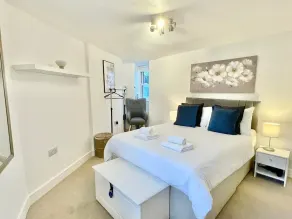 Modern and Stylish 2 Bedroom Apartment FREE PARKING - Image 4