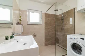 Family holiday house with private pool and playground - Image 3
