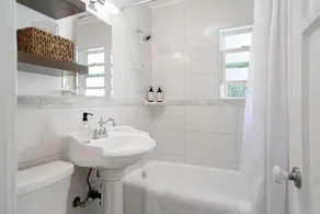 Charming Coastal Cottage - Windansea Beach Walkable - Image 4