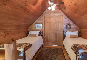 Amazing Log Cabin on the Water! - Image 4