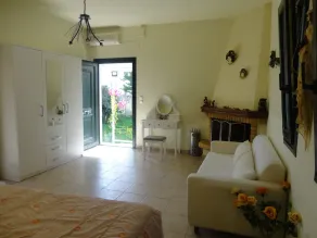 Holiday home a few steps from the beach with private secluded garden - Image 4