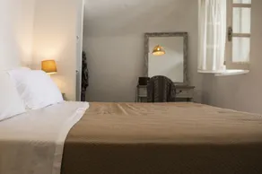 Traditional villa in Oia with Jacuzzi and unique view of the Volcano and Caldera - Image 5