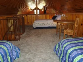 Lakefront Log Home auf 1. 5 Gated Acres W / 130 Sixty Foot Oaks! - Image 4
