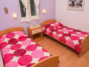 Apt sur la plage avec grande terrasse et jardin - Image 5