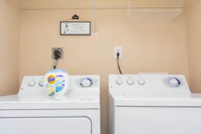 One Bedroom Hideaway w/ free parking steps to Downtown - Image 2