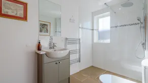 The Old Barn, Witney - sleeps 6 guests in 3 bedrooms - Image 5