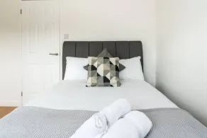 Sleek and Stylish 2BD Home with a Garden Anerley - Image 3