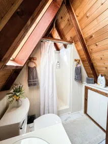 FLAT, Lakefront chalet; Hottub, Playground, Firepit, Wifi, and more! - Image 4