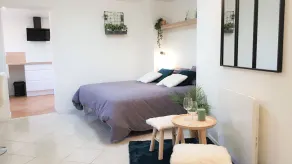 Appartement Élégant en rez de Jardin Avec Piscine et Terrasse - Image 4