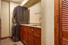 Gorgeous Ski In/Ski Out Townhome, Close to Village - Image 2