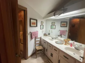 Lakeside Hideaway - Beautiful country setting just minutes from town - Image 3