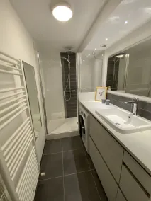 Bright apartment overlooking the port and close to shops - Image 3