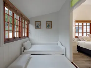 Charming 3BR Inner City Haven Highgate Hill - Image 5