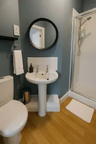 Tastefully decorated, central apartment with parking - Image 2