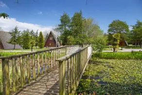 Timber A frame detached lodge with 3 bedrooms in quiet country park - Image 5