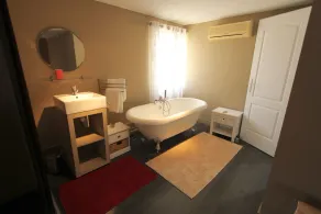 House with swimming pool and garden 4 bedrooms 8 pers. large living room 2 bathrooms  - Image 3