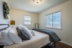 A peaceful tiny cabin with sweeping views of the mountains. - Image 4