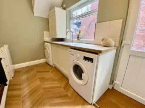 Luxury Indoor Hot Tub entire apartment close to city centre - Image 4