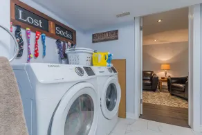 Two Bedroom Lower Unit With 500 Mbps WiFi, Parking & Self-check in - Image 4