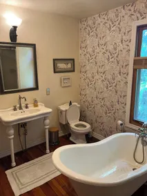 Private farmhouse w/claw foot tubs, firepit and walking trails - Image 3