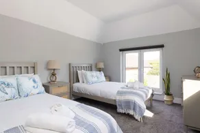 Modern 5-Bedroom Retreat Nr Coast - Image 4