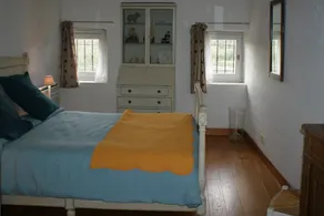 Tyst gammalt bondgård i en by på höjderna i byn - Image 4