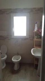 Uafhængig villa med to store verandaer, 8 + 1 senge, 300 m fra havet. - Image 3